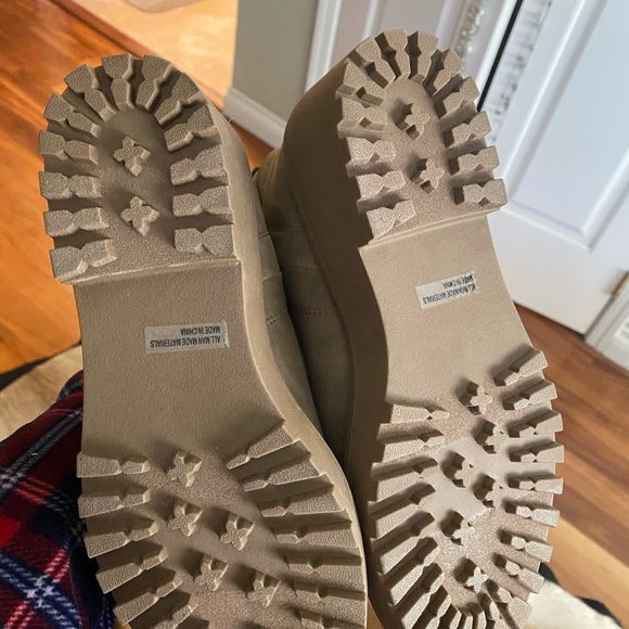 Slip on lug sole booties - Picture 6 of 11